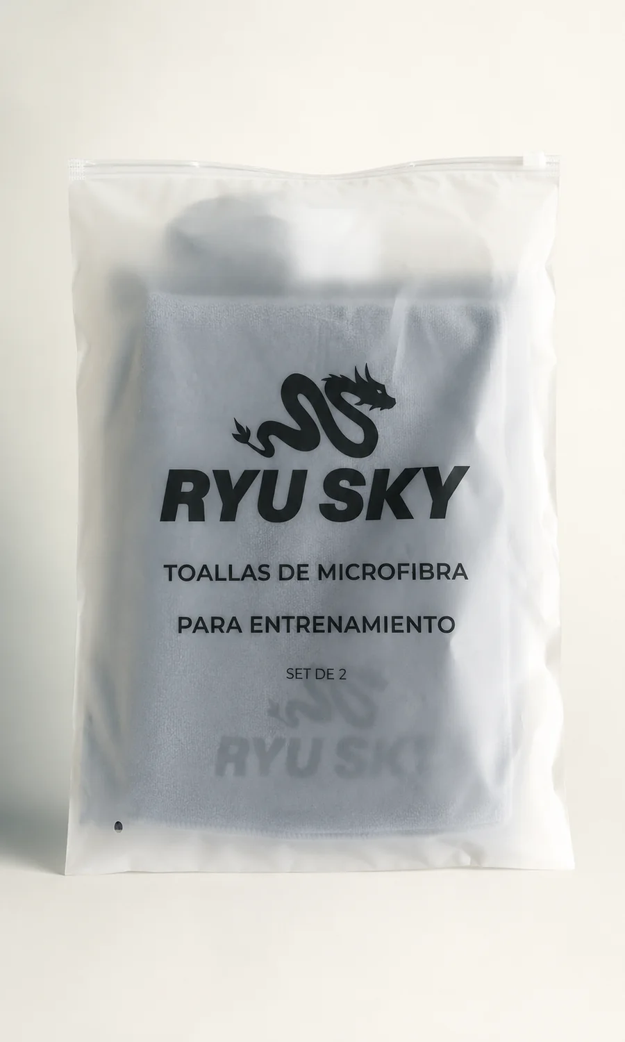 Set de dos toallas RYU SKY dentro de su bolsa con cierre